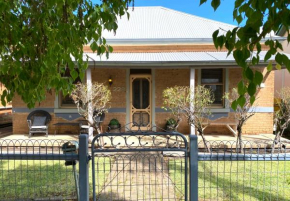 Cute Cottage On Byng - Walk to Town